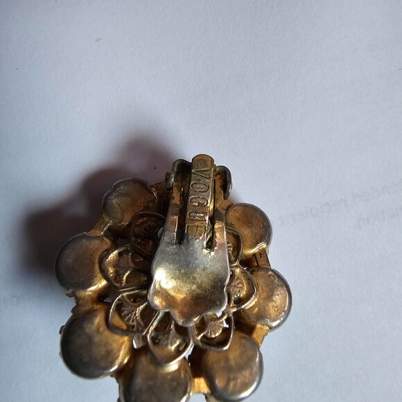 Beautiful Vogue Vintage Clip-on Earrings - Picture 2 of 2